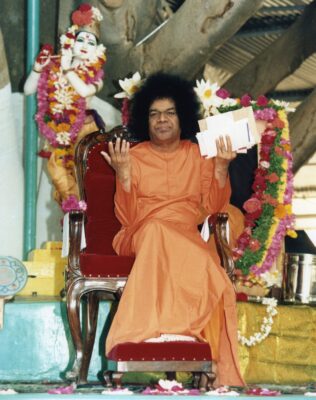 Sri_Sathya_Sai_Baba_at_Brindavan_Ashram